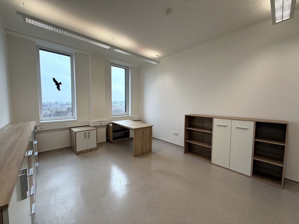 PRONÁJEM MODERNÍ KANCELÁŘE 20 M² S PARKOVACÍM STÁNÍM, BRNO – HORNÍ HERŠPICE, UL. PRAŽÁKOVA