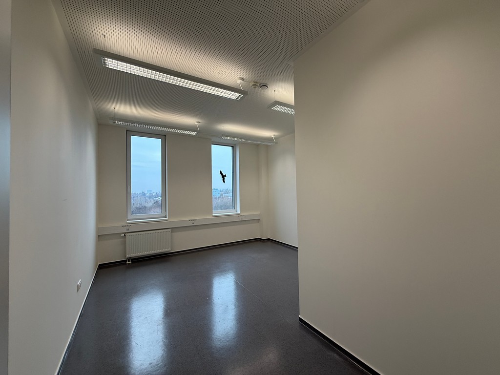 PRONÁJEM NOVĚ VYBUDOVANÉ KANCELÁŘE O CP 18,20 M2 S VLASTNÍM PARKOVACÍM STÁNÍM V BRNĚ – HORNÍCH HERŠPICÍCH