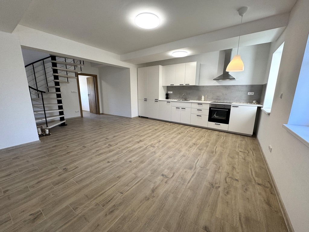 PRONÁJEM NOVĚ VYBUDOVANÉHO MEZONETOVÉHO BYTU 3+KK+ GALERIE/4+KK O CP CCA 111,4 M2 U VYŠKOVA