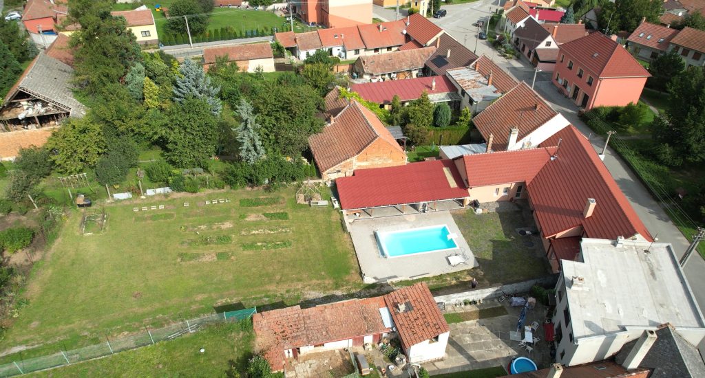 PRODEJ ROZSÁHLÉHO RD 4+KK A 2+KK S VELKÝM POZEMKEM A S MOŽNOSTÍ PŘEBUDOVÁNÍ AŽ NA TŘI SAMOSTATNÉ BYTOVÉ JEDNOTKY V OBCI VÁŽANY U VYŠKOVA