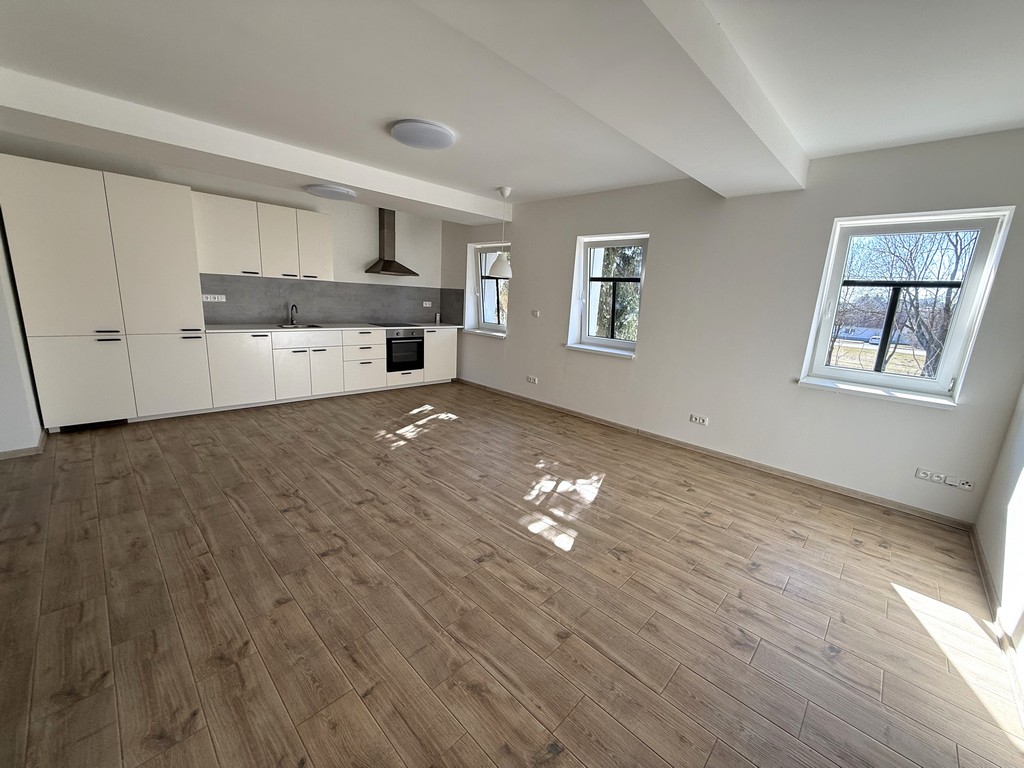 EXKLUZIVNÍ PRONÁJEM DESIGNOVÉHO MEZONETU 4+KK (111 m²) SE DVĚMA PARKOVACÍMI STÁNÍMI – ROSTĚNICE–ZVONOVICE