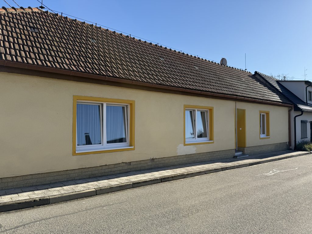 NABÍDKA PRONÁJMU RODINNÉHO DOMU 4+1 O CP 201 M2 S GARÁŽÍ A DVOREM V OBCI ČEBÍN