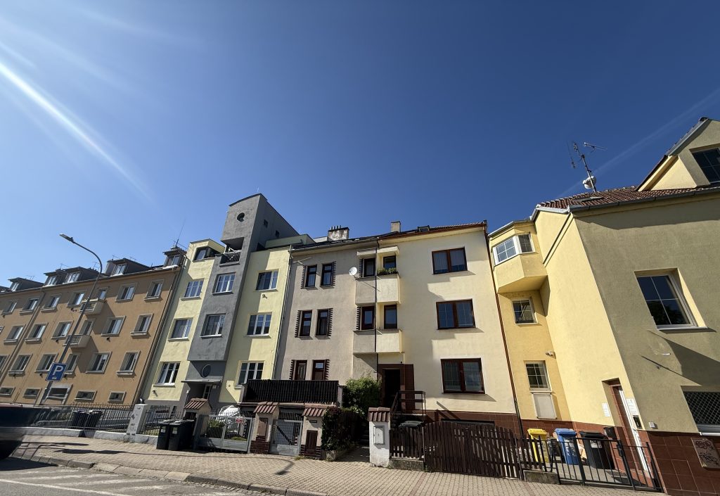 PRONÁJEM PĚKNÉHO CIHLOVÉHO MEZONETOVÉHO BYTU 2+KK, BRNO – ČERNOVICE