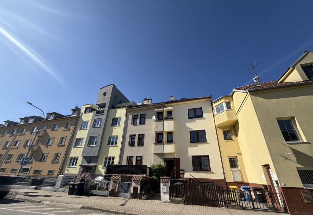PRONÁJEM PĚKNÉHO CIHLOVÉHO MEZONETOVÉHO BYTU 2+KK, BRNO – ČERNOVICE