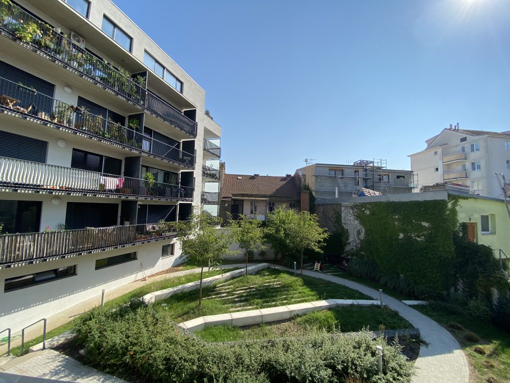NABÍDKA PRONÁJMU EXKLUZIVNÍHO BYTU 2+KK S VELKOU TERASOU, GARÁŽOVÝM STÁNÍM A SKLEPEM „V REZIDENCI KOLLÁROVA“ BRNO-KRÁLOVO POLE