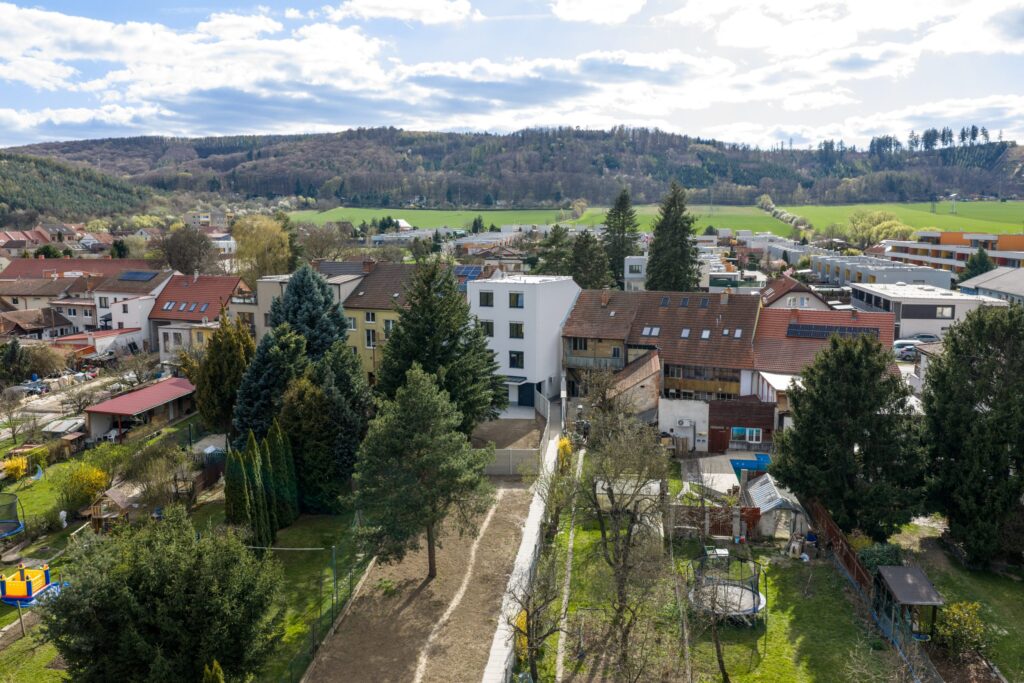 PRODEJ POSLEDNÍHO VOLNÉHO BYTU 3+KK S TERASOU, SKLEPEM A ZAHRADOU V REZIDENCI ČESKÁ