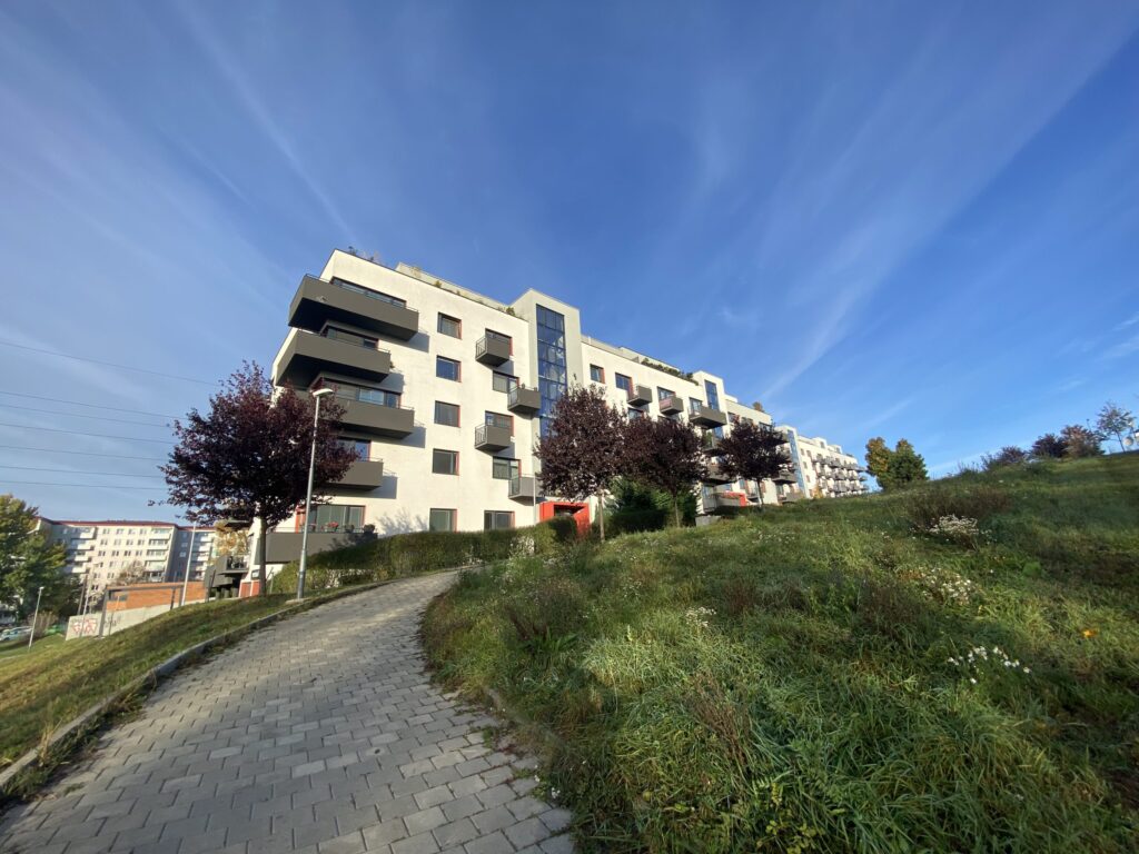 PRODEJ NOVOSTAVBY PROSTORNÉHO BYTU 2+KK S BALKÓNEM, GARÁŽOVÝM STÁNÍM A SKLEPEM, BRNO – LÍŠEŇ