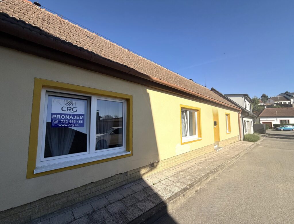 NABÍDKA PRONÁJMU RODINNÉHO DOMU 4+1 O CP 201 M2 S ATELIÉREM, GARÁŽÍ A DVOREM V OBCI ČEBÍN