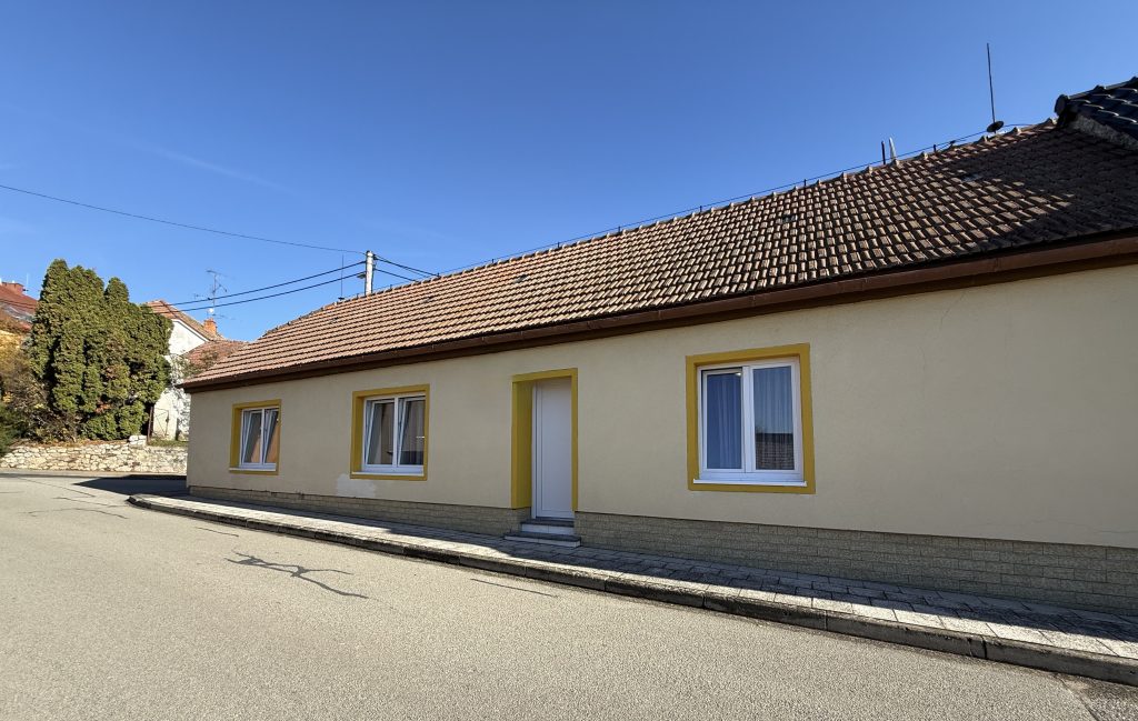 NABÍDKA PRONÁJMU RODINNÉHO DOMU 4+1 O CP 201 M2 S ATELIÉREM, GARÁŽÍ A DVOREM V OBCI ČEBÍN