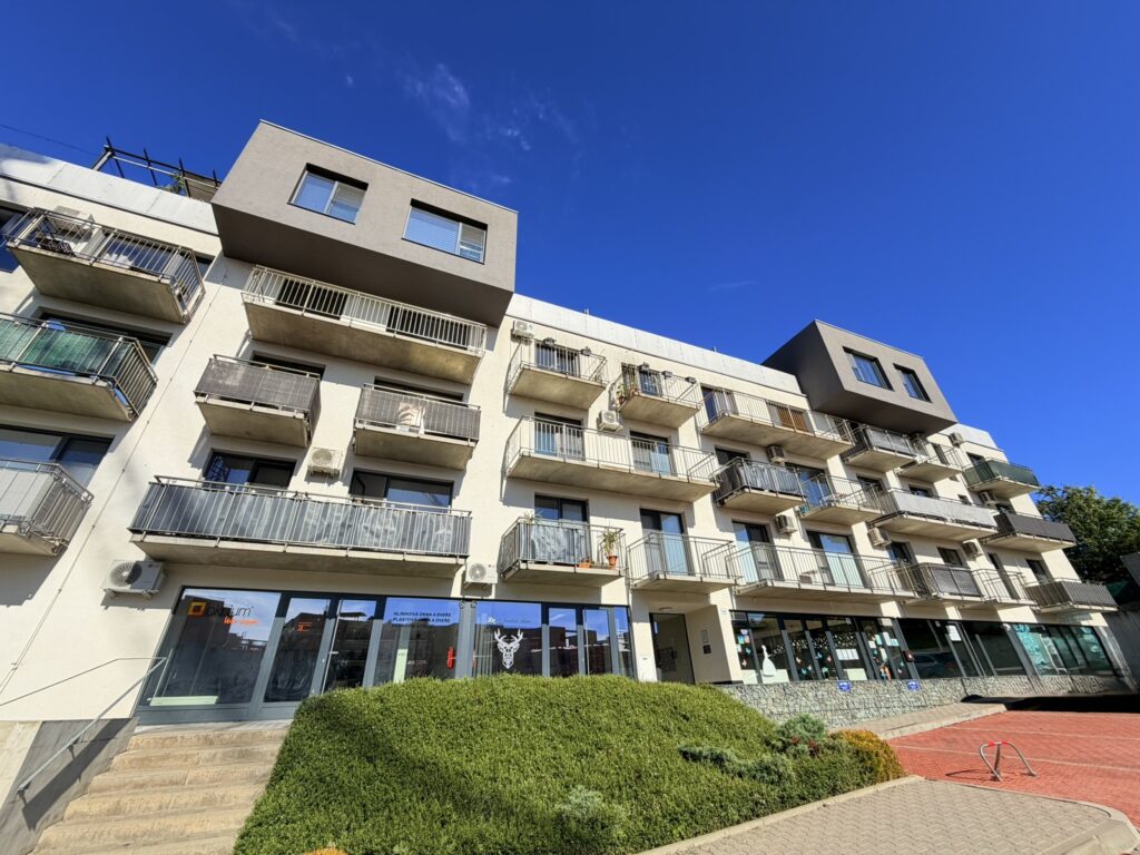 PRONÁJEM NOVOSTAVBY LUXUSNÍHO BYTU 1+KK S BALKÓNEM, KOMOROU A GARÁŽOVÝM STÁNÍM V RAJHRADĚ U BRNA