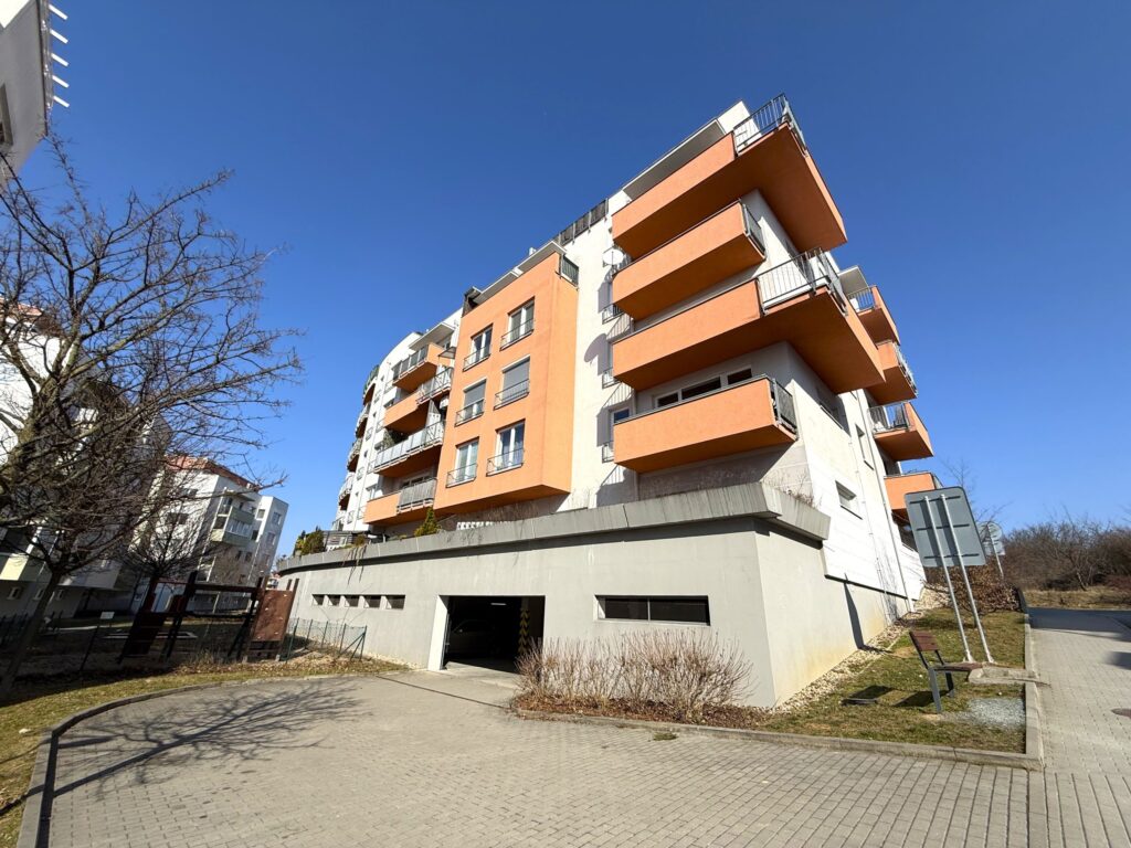 PRONÁJEM GARÁŽOVÉHO STÁNÍ ULICE ŘÍČANSKÁ, BRNO–BYSTRC (KAMECHY)