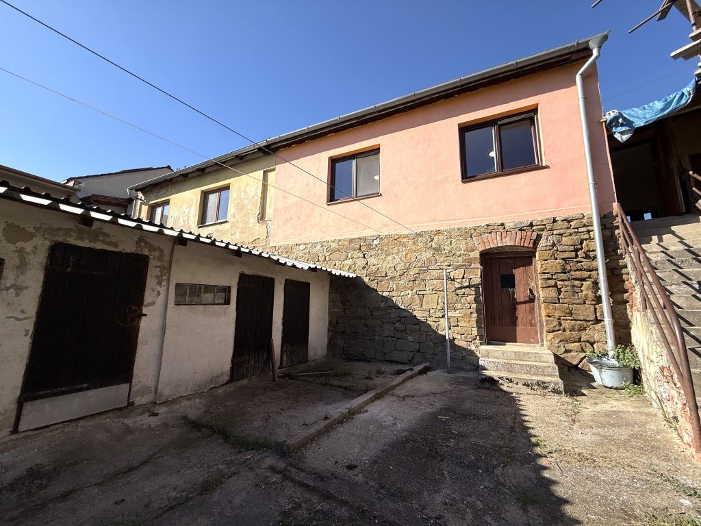 PRONÁJEM RODINNÉHO DOMU 2+1 SE ZAHRADOU V OBCI ROSICE